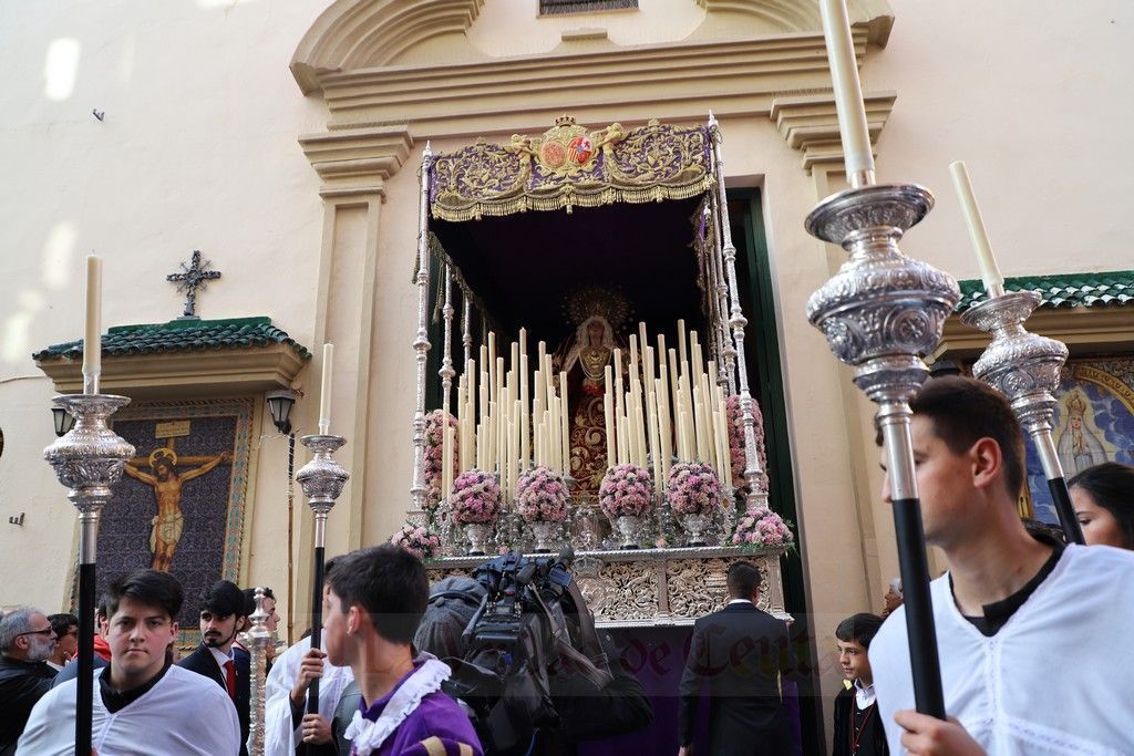 El Santísimo Cristo de la Buena Muerte procesiona sin su paso y Nuestra Señora del Mayor Dolor pone las ruedas a mitad del camino