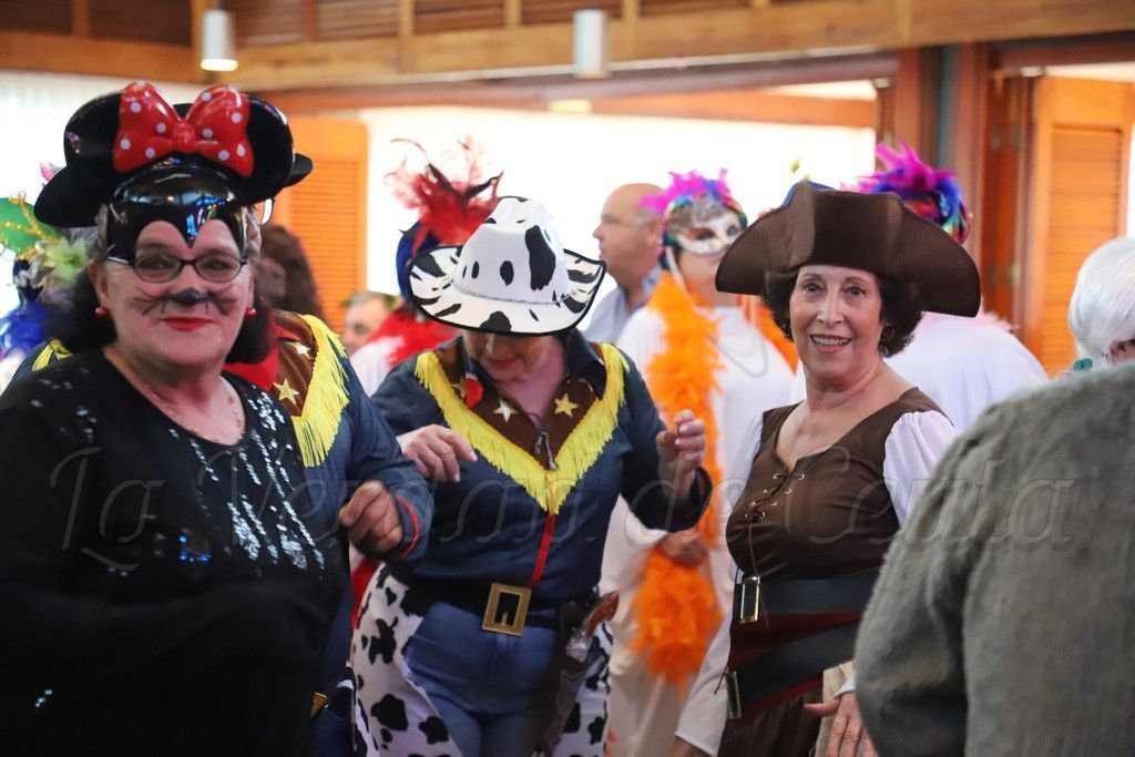 Gran ambiente carnavalero para los mayores en el Hotel Parador La Muralla