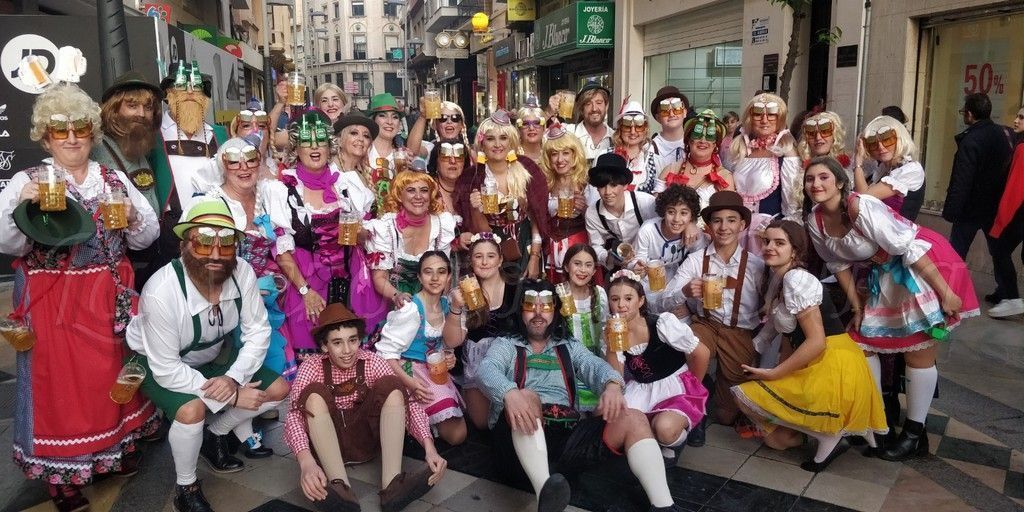 Los Popi llevan su alegre Fiesta de la Cerveza a las calles de Ceuta