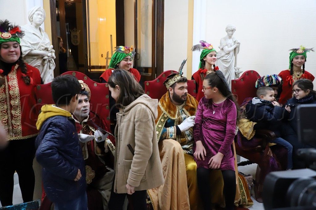 Los emisarios de los Reyes Magos recogen las cartas de los niños de Ceuta
