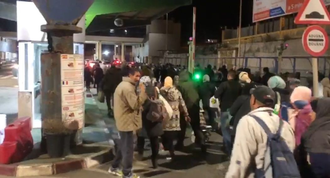 Tarde de cierres intermitentes y avalanchas en la frontera por los decomisos masivos de Marruecos