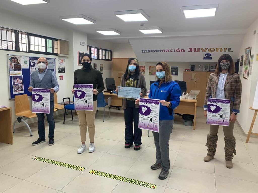 La ganadora del cartel “Juventud en movimiento contra la violencia de género” recibe su distinción