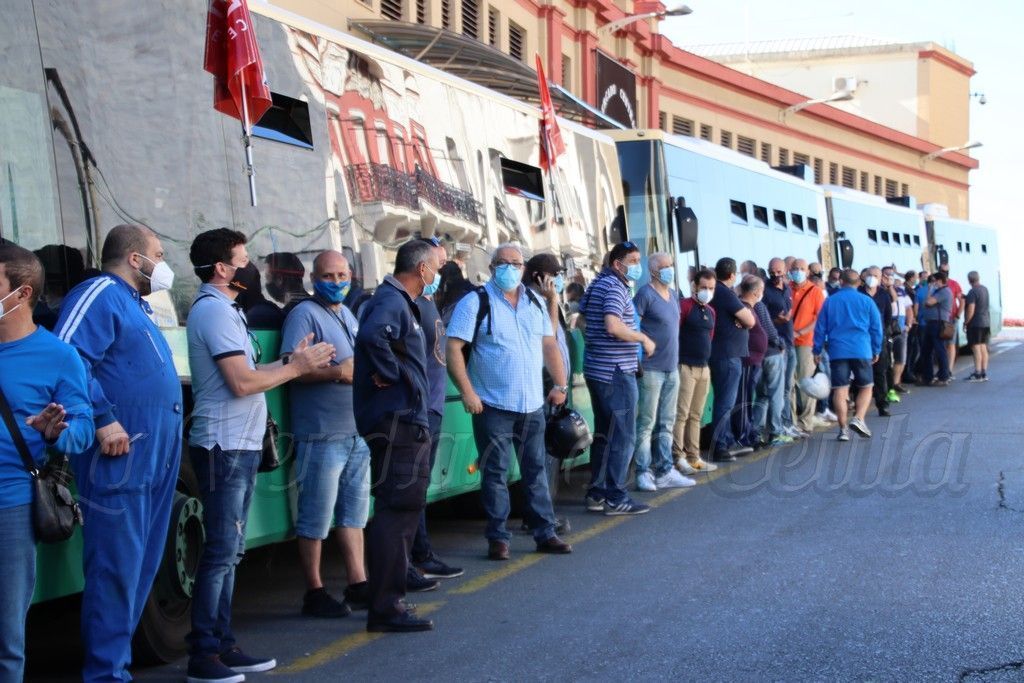 Los trabajadores de la empresa de autobuses anuncian una huelga indefinida para el día 26