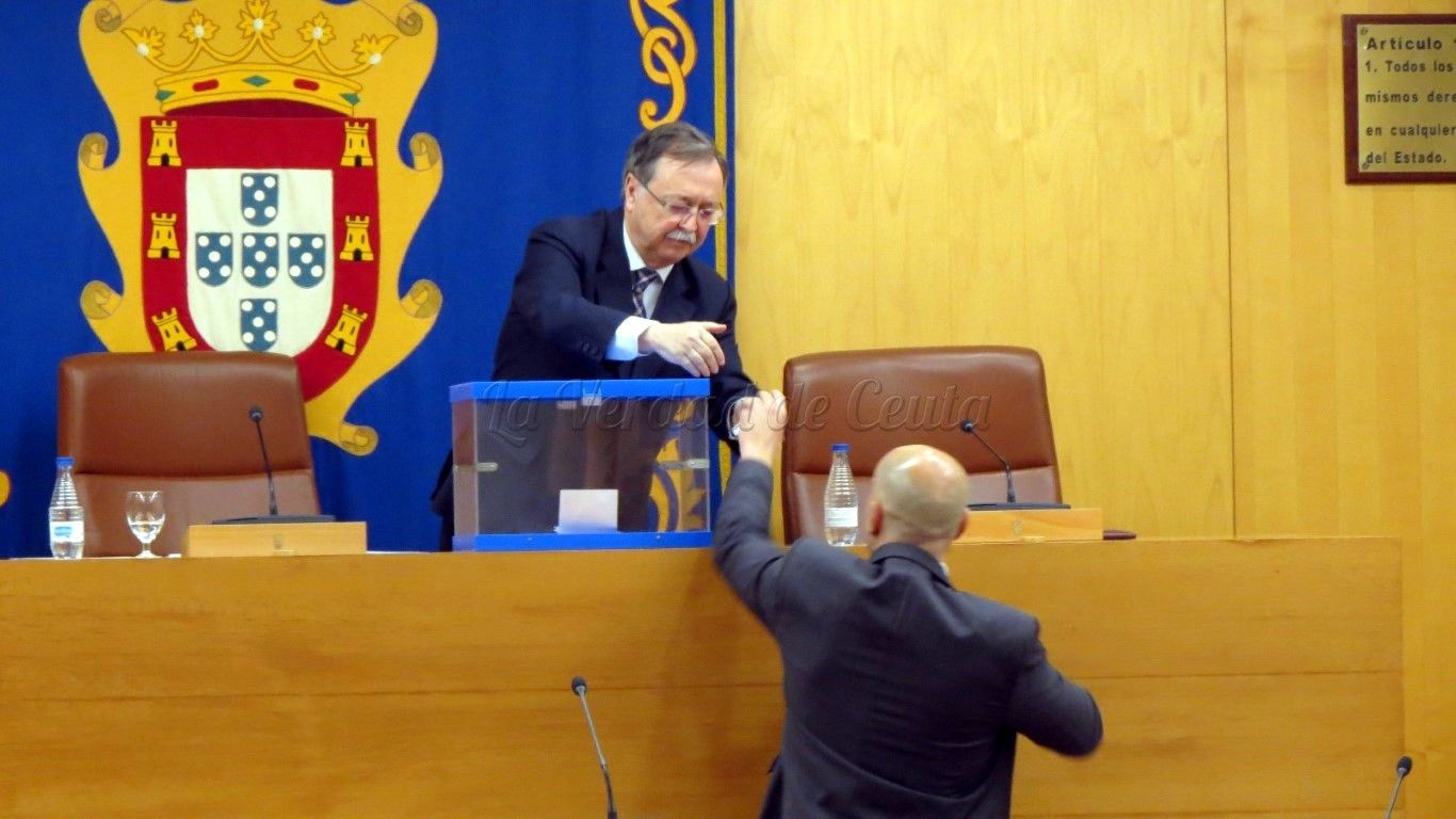 Juan Vivas “deja caer” que apoyaría la salida de Vox de la Mesa de la Asamblea