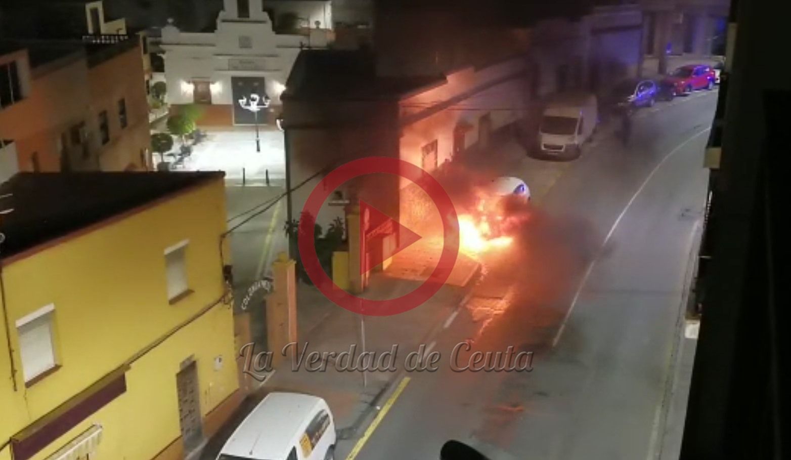 Un cohe arde de madrugada en la calle Padre Feijoo