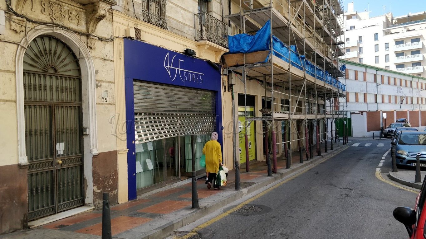 Los bomberos acuden a un incendio en la calle Real