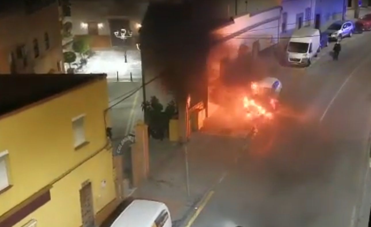 La Policía Nacional detiene a un joven por la quema de un vehículo en calle Padre Feijoo