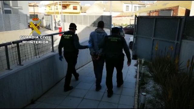 La Guardia Civil detiene a un hombre que se saltaba el confinamiento para cometer delitos