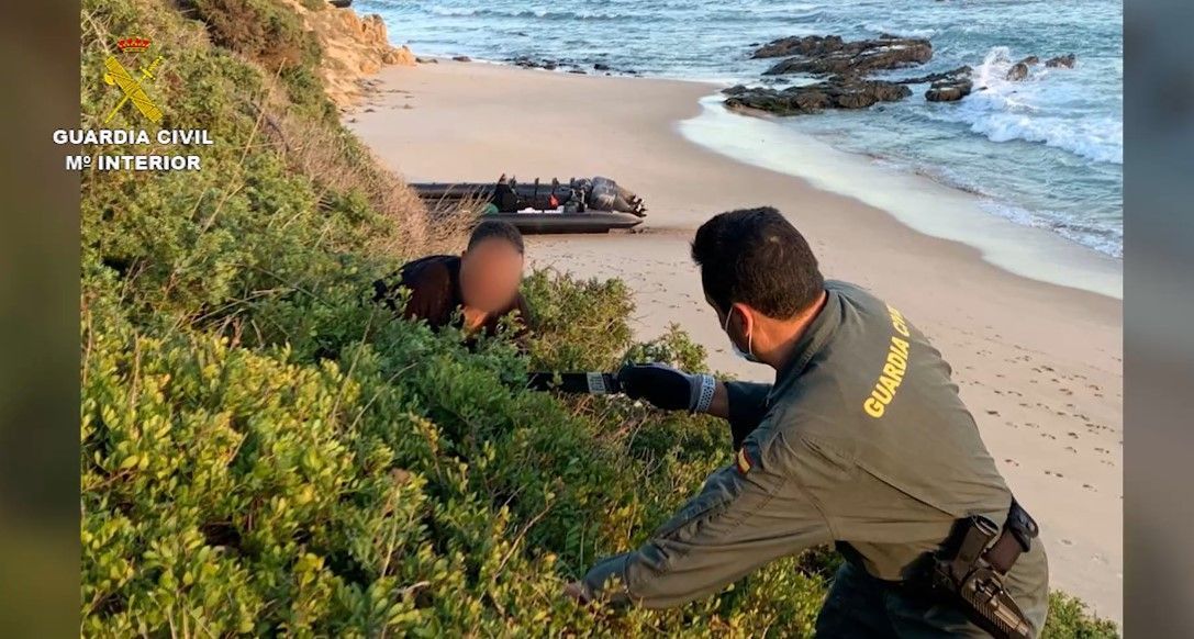 La Guardia Civil intercepta una embarcación cargada de petacas de gasolina tras una persecución por tierra, mar y aire