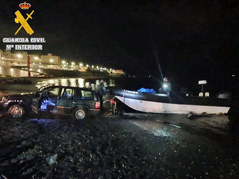 Tres detenidos y otros cinco denunciados en una operación en la playa de la Almadraba