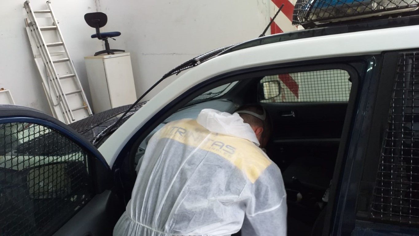 La empresa Trinitas comienza la desinfección de los vehículos del Cuerpo Nacional de Policía.