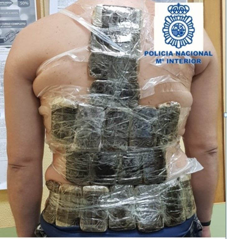 Dos detenidos con casi cuatro kilos de hachís adosados a la espalda