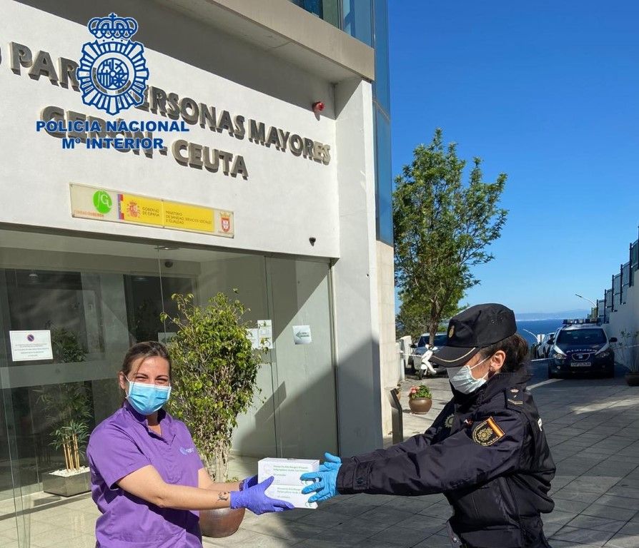 La Policía Nacional entrega mascarillas a los residentes de la clínica Gerón