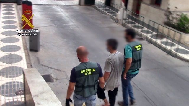La Guardia Civil de Melilla detiene a un hombre acompañado por su hija, cuya desaparición fue denunciada por su madre en Suecia
