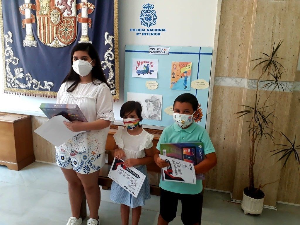 Se entregan los premios del concurso “Tu amigo: un policía nacional”