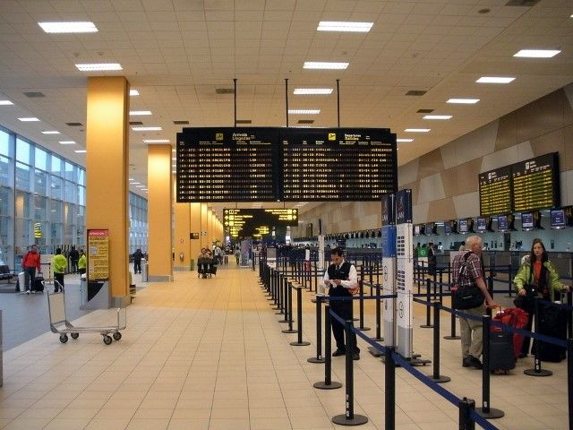 Critican los elevados precios de la restauración en aeropuertos y estaciones de tren en España