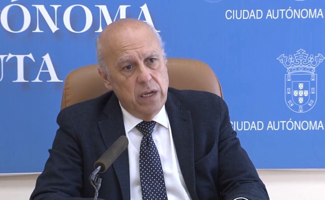 Mohamed Ali pide explicaciones al consejero de Sanidad por haberse vacunado