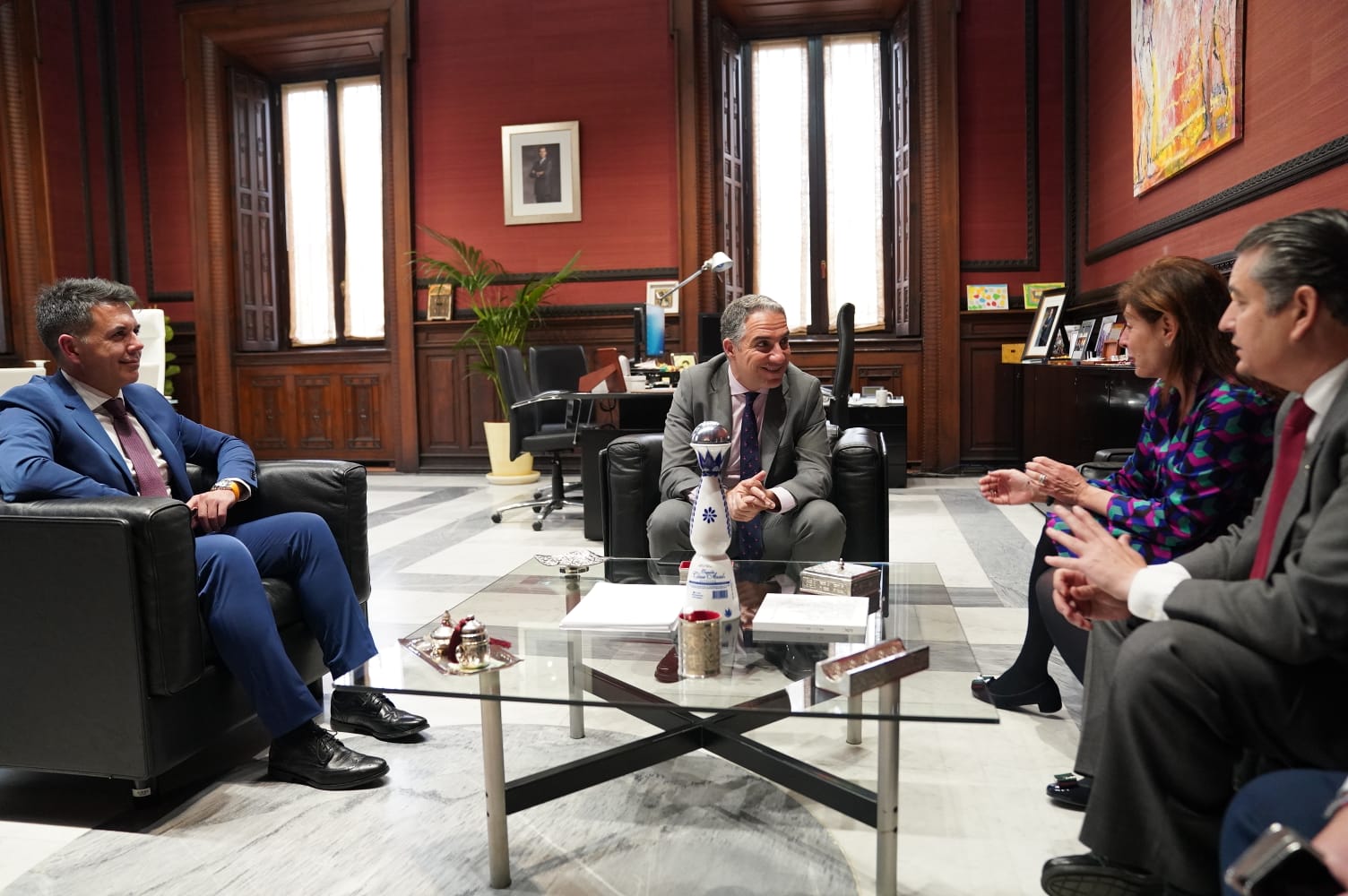 Mabel Deu recorre las instalaciones del Servicio de Emergencias de Andalucía