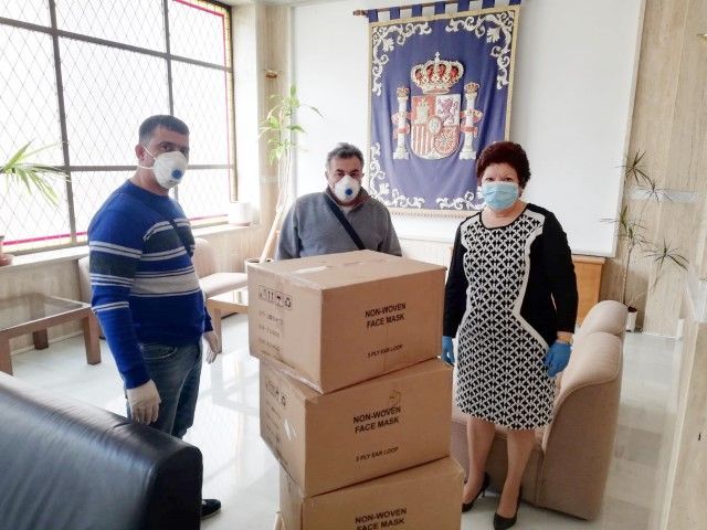   Mateos ha entregado esta mañana a la Federación Provincial de Asociaciones de Vecinos (FPAV) las mascarillas