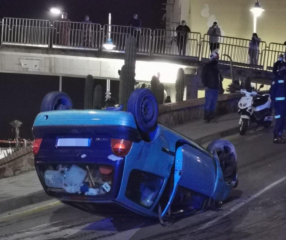 Un coche vuelca en el acceso a Juan XXIII