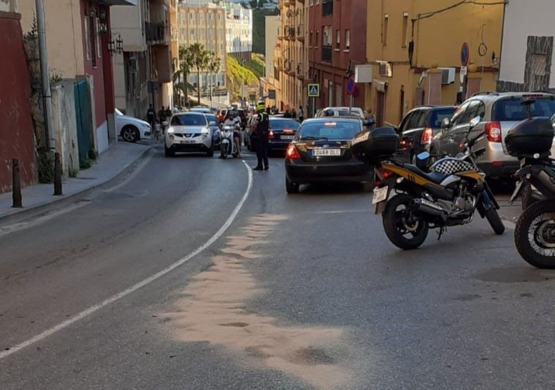 Un accidente de tráfico en la calle Padre Feijoo produce serias retenciones de tráfico
