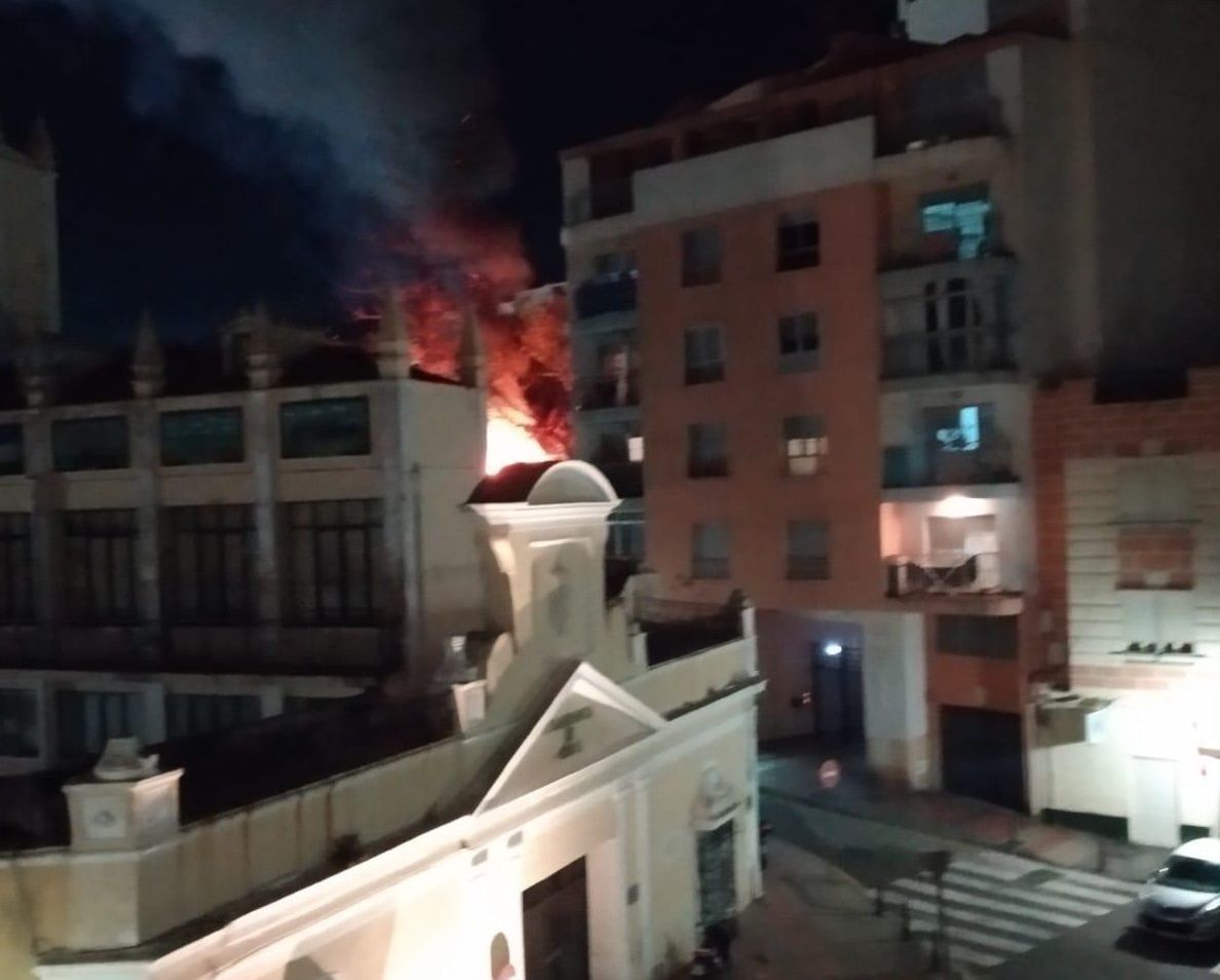 Los bomberos acuden de nuevo a sofocar otro incendio en un solar del Brull