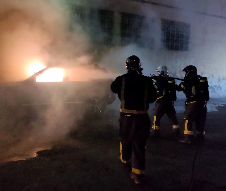 Los bomberos tuvieron que intervenir un coche en llamas