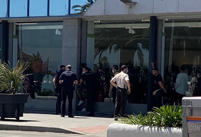 Una reyerta entre inmigrantes en el puerto provoca la actuación de la policía