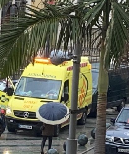 Fallece un hombre de 65 años en la Plaza de los Reyes