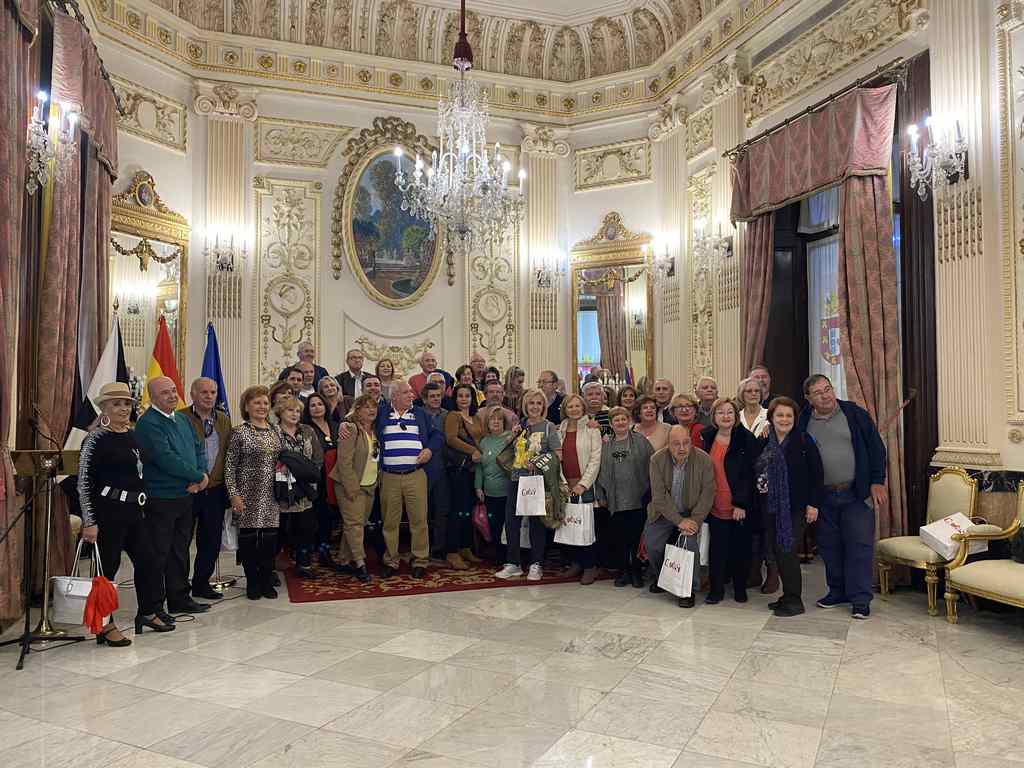 La Ciudad da la bienvenida a un total de 60 turismas malagueños que han querido conocer Ceuta