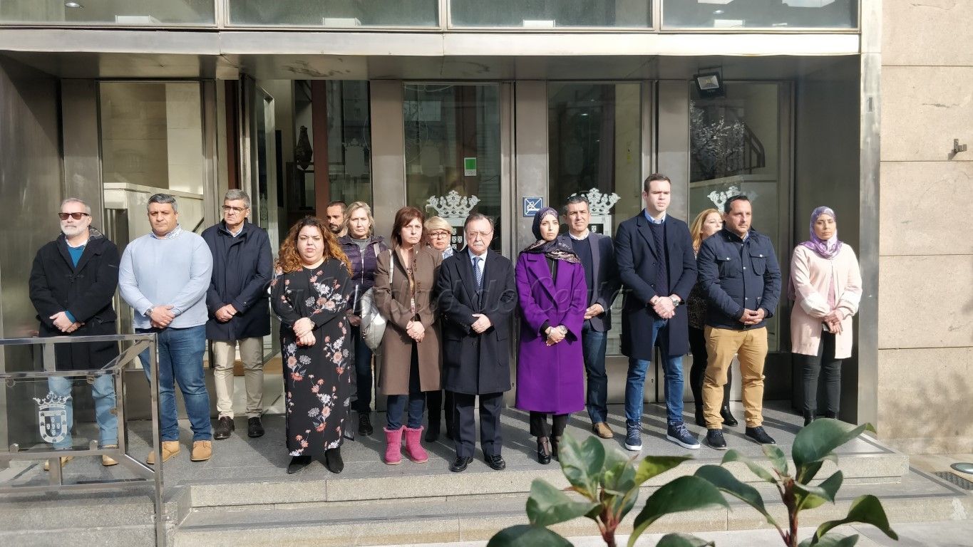 La Ciudad guarda el primer minuto de silencio por violencia de género