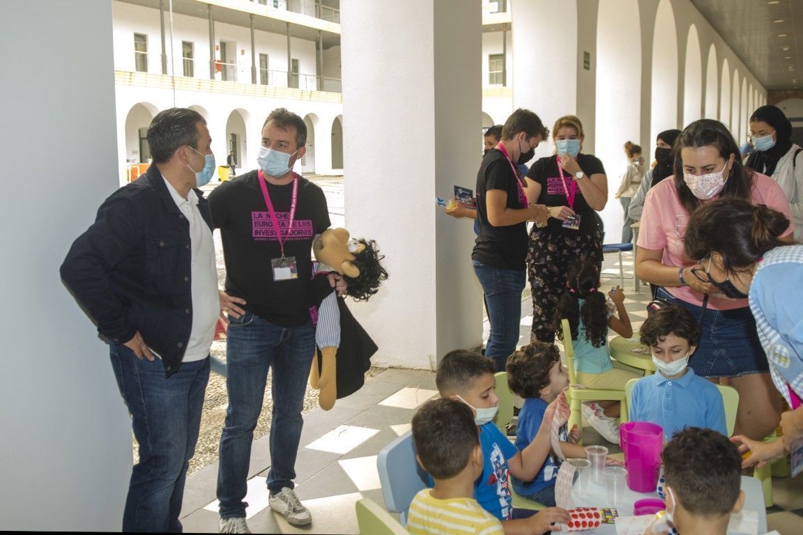 El consejero de Cultura visita en La Noche Europea de los Investigadores