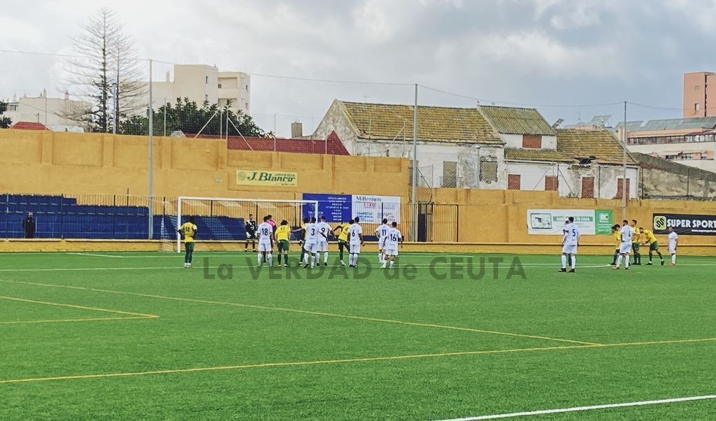 La AD Ceuta cae ante Los Barrios y cede la tercera plaza (2-3)