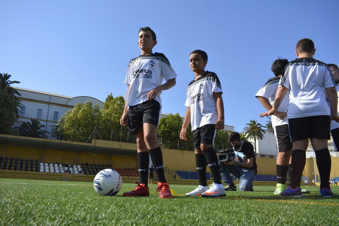 El segundo grupo del Campus de Verano empieza a ejercitarse en el Martínez ‘Pirri’