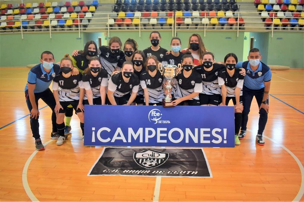El Bahía recibe la copa de campeón en el cierre de la Liga Femenina de Fútbol Sala