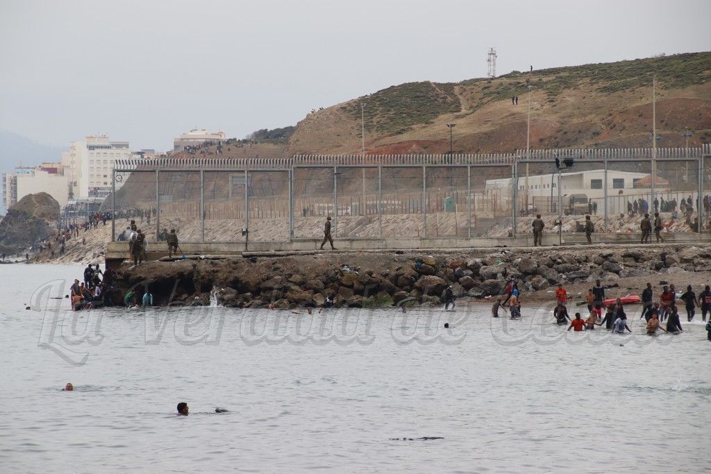 Hallan el cadáver de otro inmigrante en la playa del Tarajal