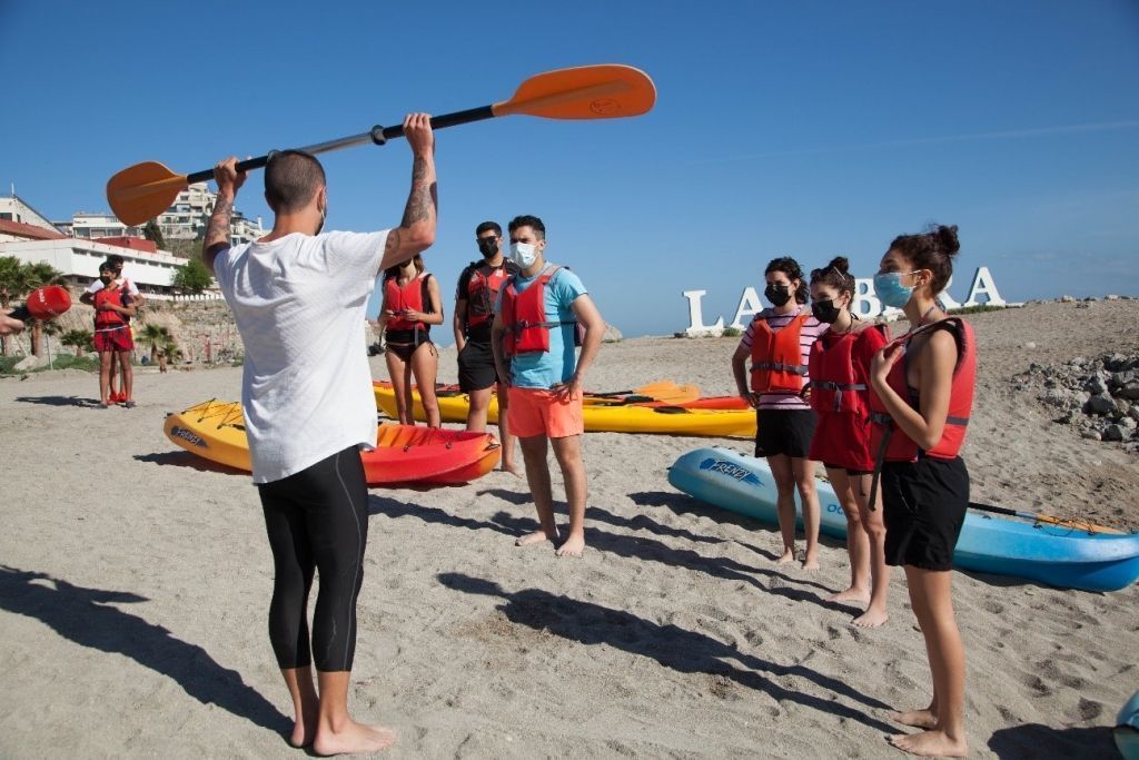 La juventud ceutí se divierte en kayak por el Día del Deporte