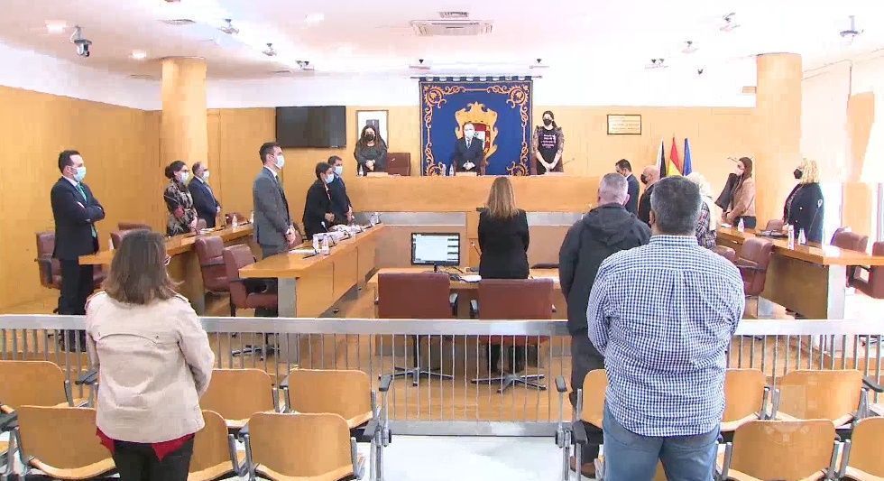 Guardan minutos de silencio por el asesinato de una mujer y el de dos periodistas