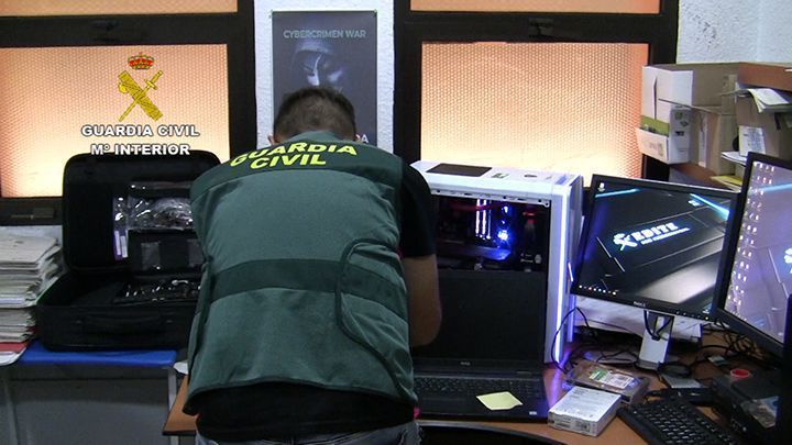 La Guardia Civil disuelve grupos de más de 100.000 miembros de una conocida app de mensajería dedicados al carding en una operación contra el fraude informático