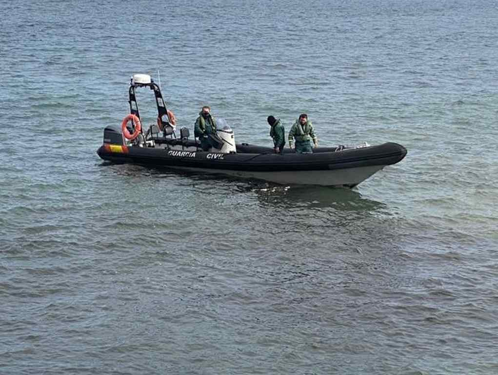 Hallan 440 kilos de hachís fondeados a dos millas de la playa de la Almadraba