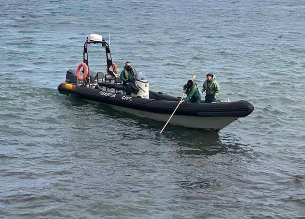 La Guardia Civil acude a Benítez tras el avistamiento de un bulto sospechoso flotando en el agua