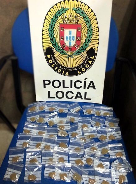Localizadas en un solar 54 bolsas con hachís en su interior