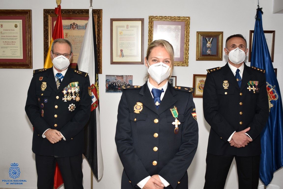Entrega de varias condecoraciones al mérito policial