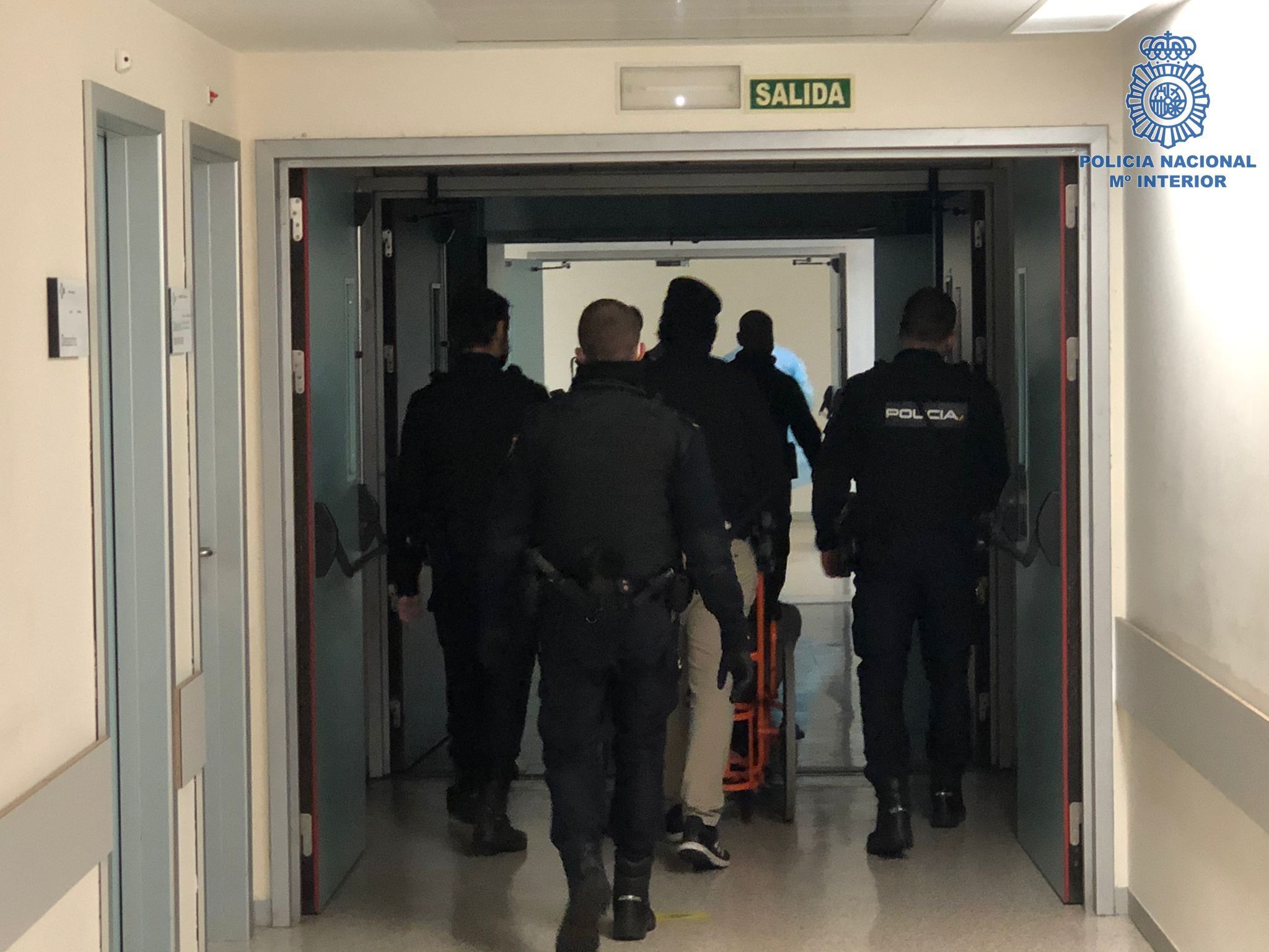 Dos policías nacionales salvan la vida a un joven de 21 años que estaba en la azotea de una vivienda