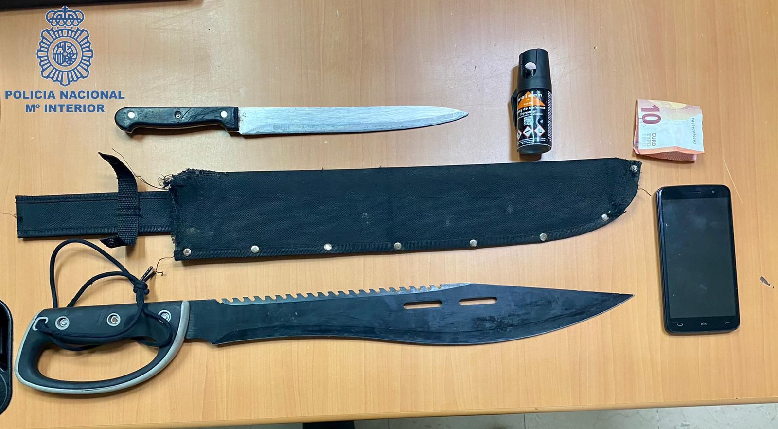 Dos detenidos por un robo en el centro con cuchillos de grandes dimensiones