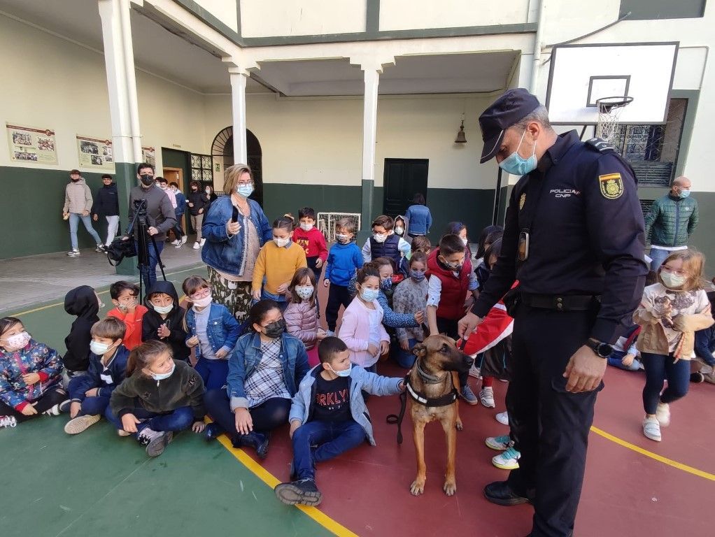 La Jefatura Superior de Policía realiza la primera exhibición canina en los colegios tras el Covid-19