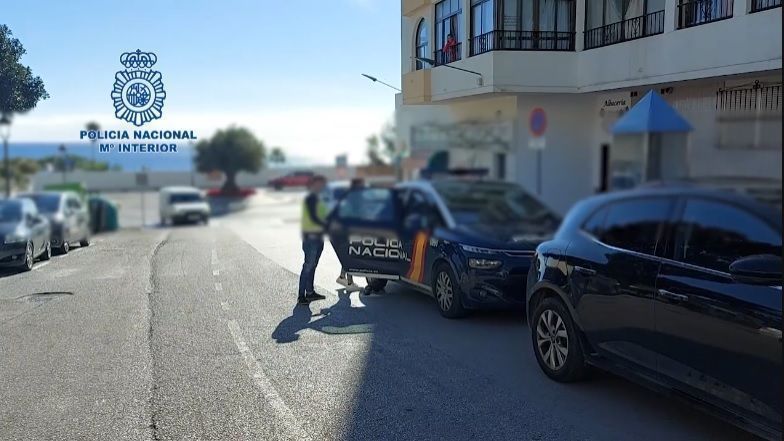 La Policía Nacional detiene a tres vigilantes de seguridad por asaltar dos viviendas en una lujosa urbanización de Estepona