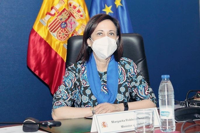 La ministra de Defensa dice que la pandemia ha sacado lo mejor de los españoles