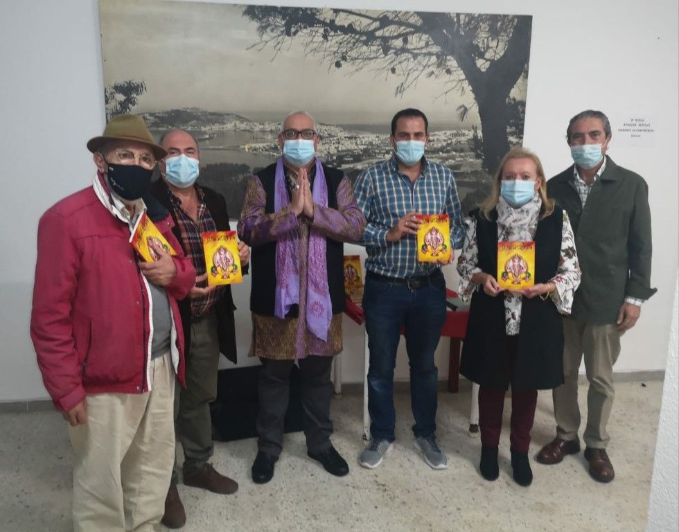 Ramchandani junto a miembros de la Casa de Ceuta en Algeciras