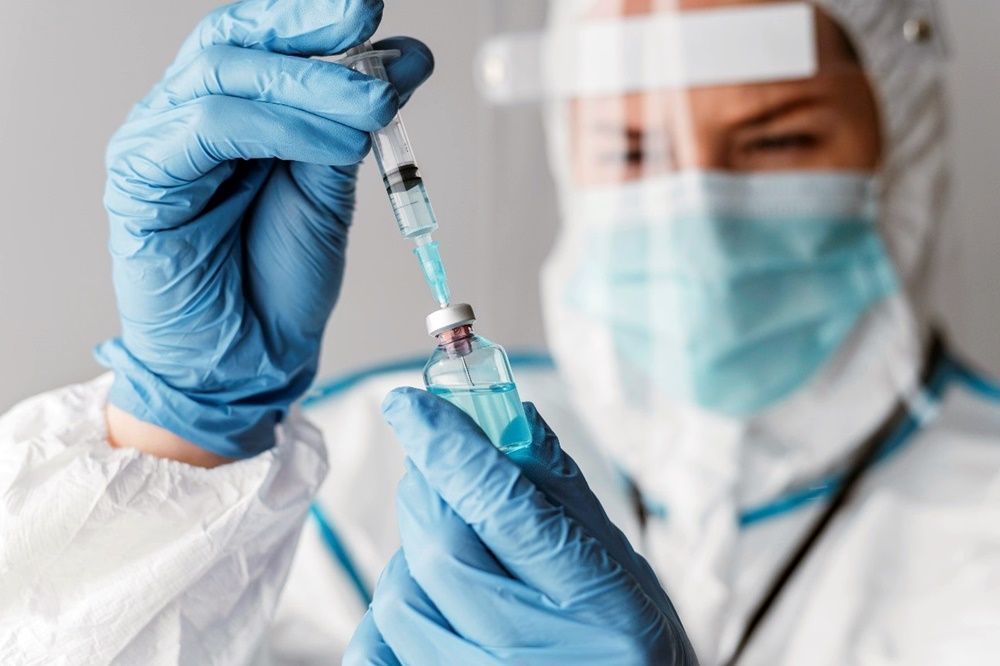 El Colegio de Médicos reclama consistencia en la toma de decisiones sobre la vacunación contra la covid-19